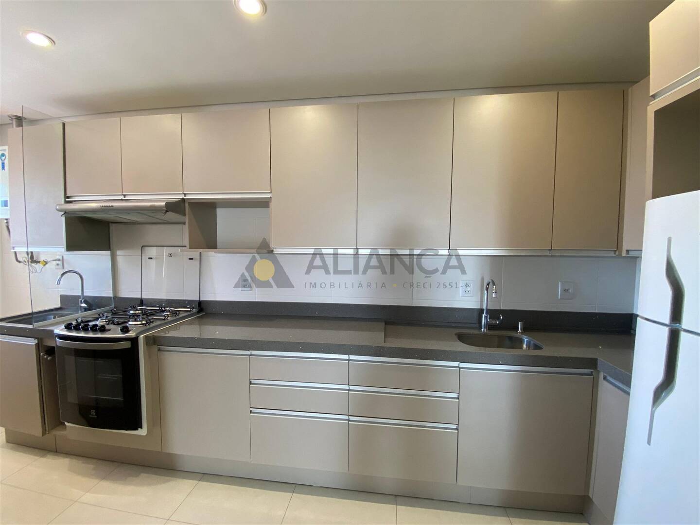 Apartamento à venda com 2 quartos, 65m² - Foto 9