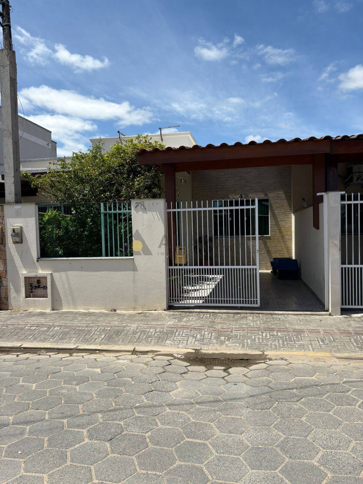 Casa à venda com 2 quartos, 54m² - Foto 1