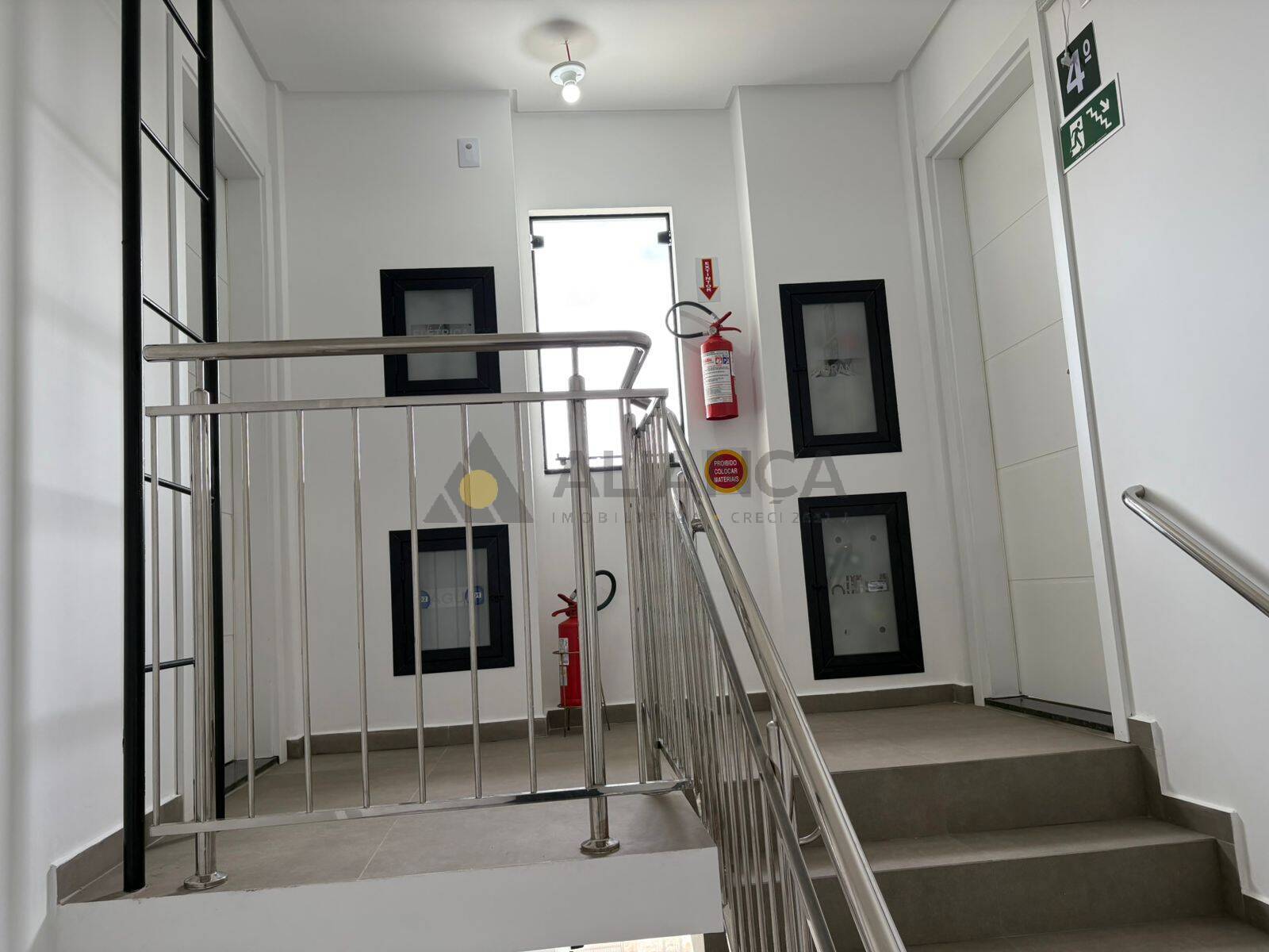 Apartamento à venda com 2 quartos, 70m² - Foto 3